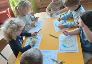 Dzieci kolorują obrazki.