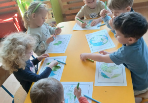Dzieci kolorują .