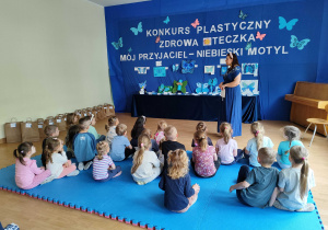 Dzieci siedzą i czekają na wyniki konkursu.
