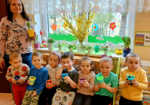 Dzieci stoją przed wiosennym kącikiem.