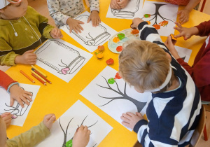 Dzieci wykonują pracę plastyczną.
