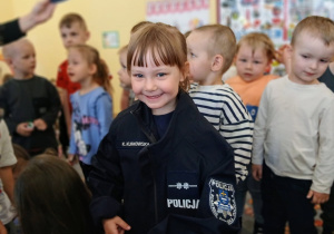 Dziewczynka w mundurze policyjnym.