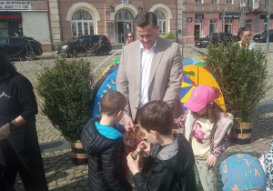 Dzieci z prezydentem miasta Skierniewice.