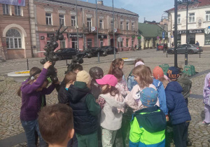 Dzieci pod pomnikiem.