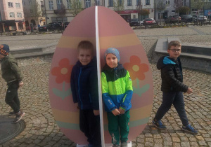 Chłopcy przed pisanką.