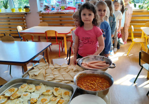 Dzieci czekają w kolejce na jedzenie.
