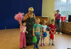 Dzieci stoją i trzymają pompony.