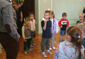 Dzieci patrzą na zielonego kalafiora.