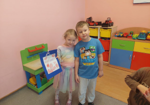 Dziewczynka i chłopiec przytulają się.