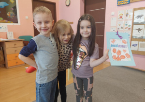 Dzieci uśmiechają się.