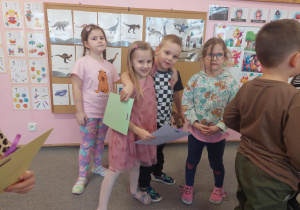 Dzieci przytulają się do siebie.