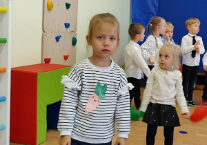 Dziewczynka trzyma chusteczki w ręku.