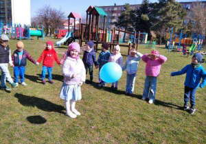 Dzieci puszczają niebieski balon.