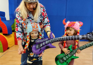 Chłopiec i pani Ula trzyma gitarę.