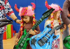Dzieci grają na gitarach.