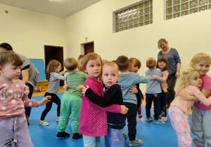 Dzieci się przytulają.