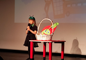 Dziewczynka recytuje wiersz.