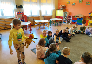 Dzieci bawią się w zabawę ruchową.
