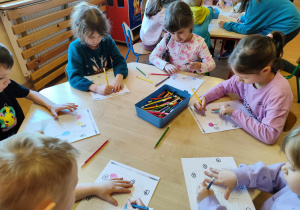 Dzieci wykonują kartę pracy.