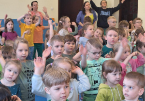 Przedszkolaki tańczą.