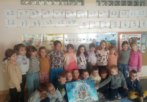 Przedszkolaki pozują do zdjęcia.