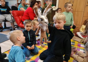 Mały chłopiec trzyma maskotkę królika.