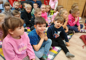 Chłopiec uśmiecha się.