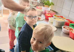 Chłopcy uśmiechają się.