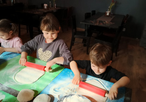 Przedszkolaki wałkują ciasto.