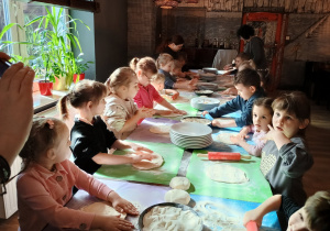 Prtzedszkolaki robią ciasto na pizzę.