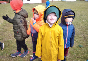 Chłopiec z pomalowaną twarzą uśmiecha się.