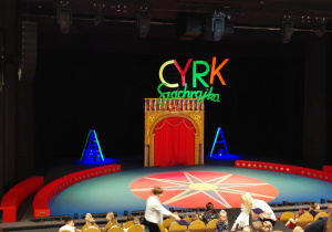 Zdjęcie sceny teatralnej z przedstawienia "Pchła Szachrajka"