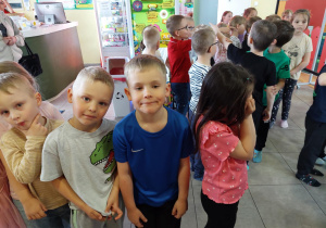 Mali chłopcy uśmiechają się.