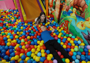 Dzieci bawią się w pasenie z piłkami.