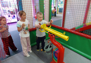 Chłopiec stzrela piłeczkami do celu.