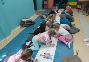 Dzieci rysują rysunki.