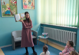 Kobieta trzyma książkę.