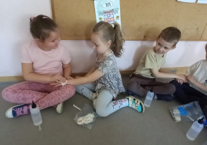 Przedszkolaki robią opatrunki.