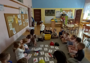 Przedszkolaki przymierzają stroje różnych zawodów.