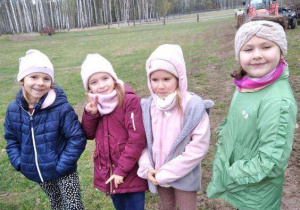 Dziewczynki stoją na łące.