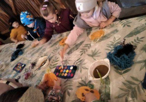 Dzieci malują farnami.