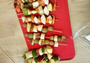 Owocowe szaszłyki na tacy.