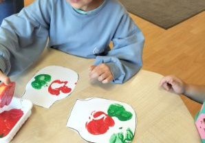 Dziewczynka robi owocowe stemple.