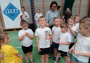 Przedszkolaki z pucharem pozują do zdjęcia.