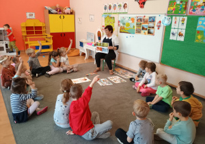 Pielęgniarka trzyma kolorową planszę.