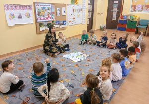 Dzieci siedzą na zajęciach