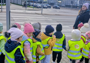 Dzieci czekają na zielone światło.