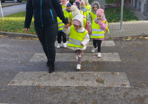 Grupa na przejściu dla pieszych.