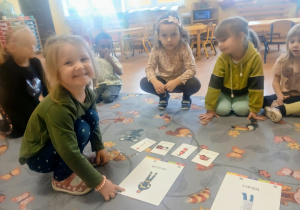 Dzieci wskazują atrybuty.