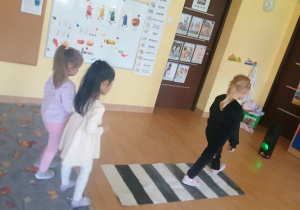 Dzieci przechodzą przez pasy.